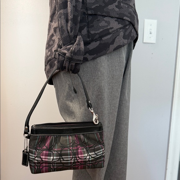 Coach EUC plaid canvas wristlet w/ pink lining. & black leather trim w/hang tag - Picture 2 of 8